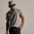 Polo en jersey suédé – Pigment brumeux