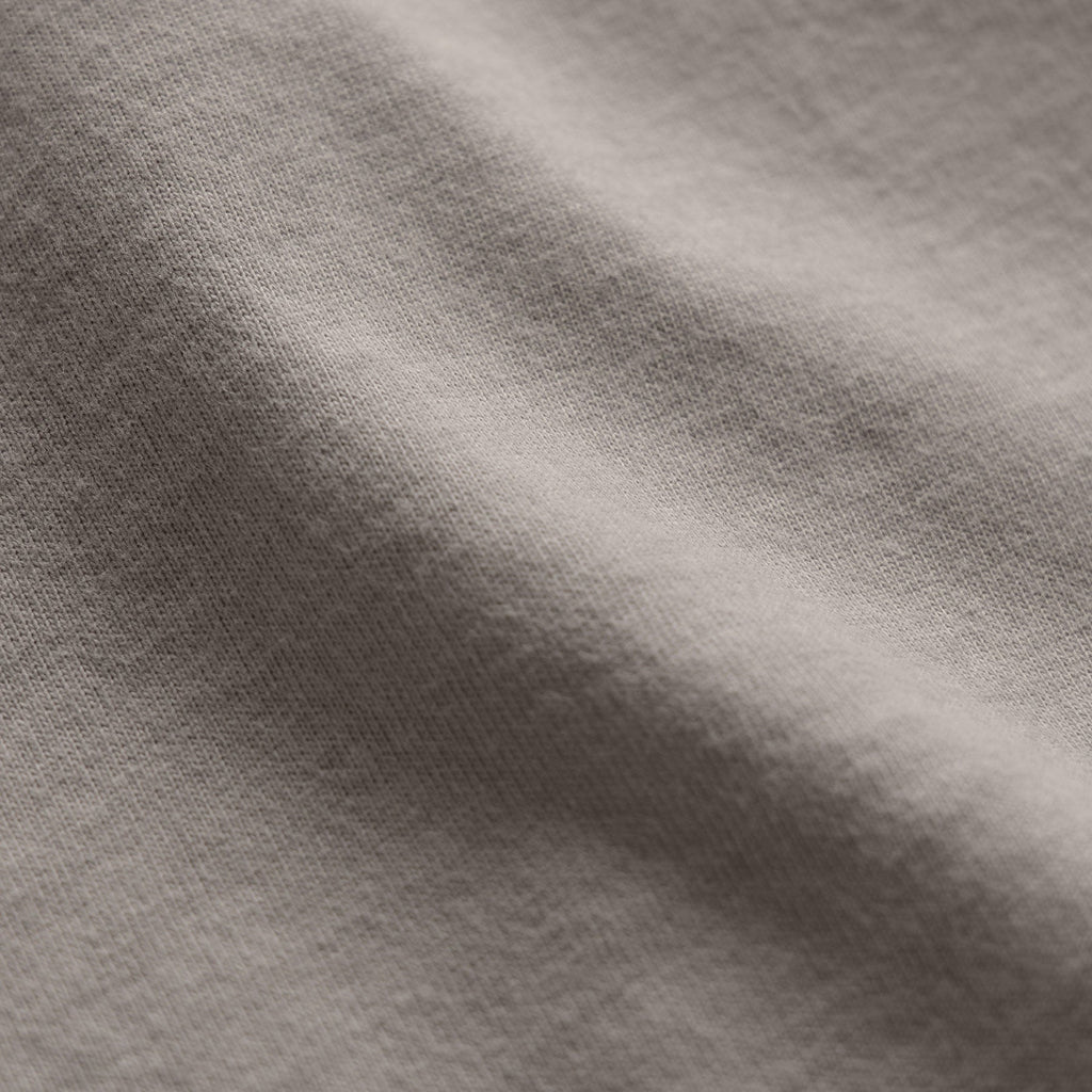 Polo en jersey suédé – Pigment brumeux
