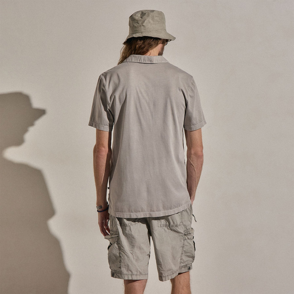 Polo en jersey suédé – Pigment brumeux