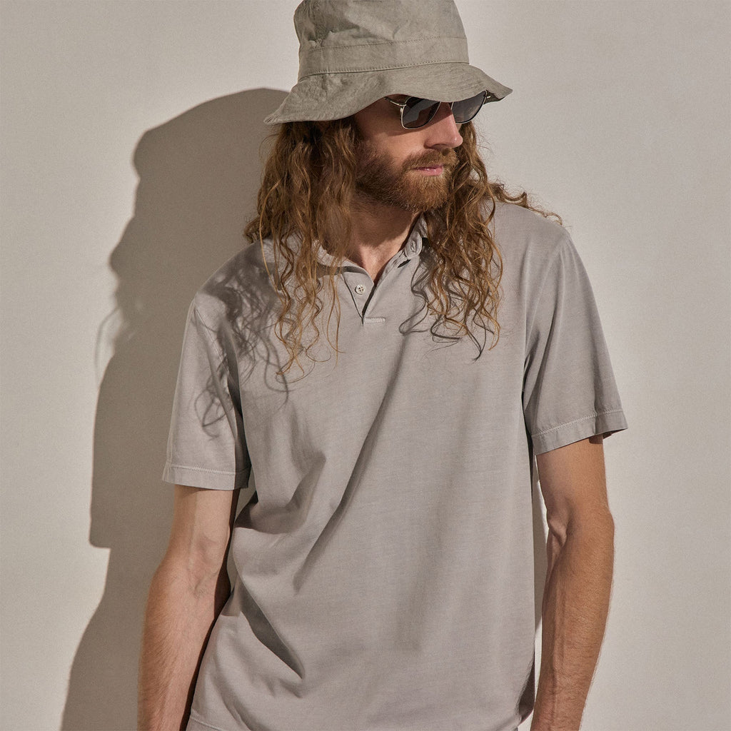 Polo en jersey suédé – Pigment brumeux